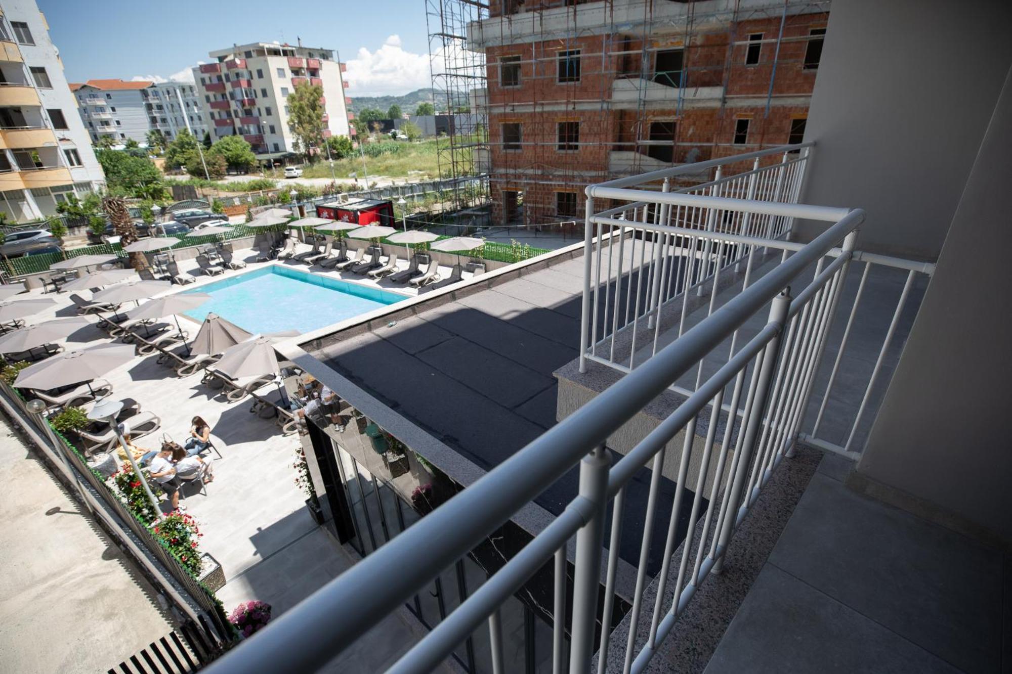 Hotel Resilient Golem (Tirana)