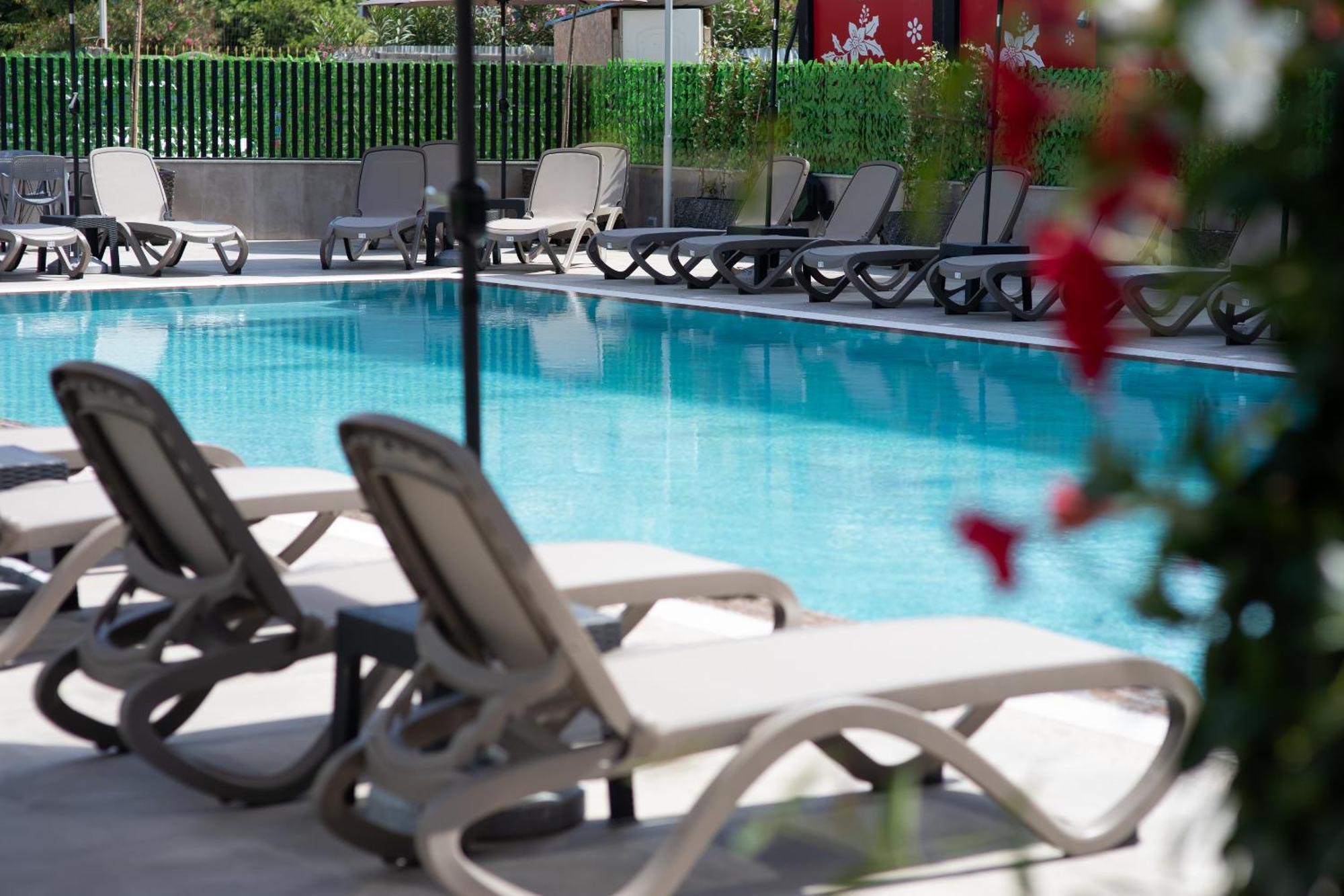 Hotel Resilient Golem (Tirana)
